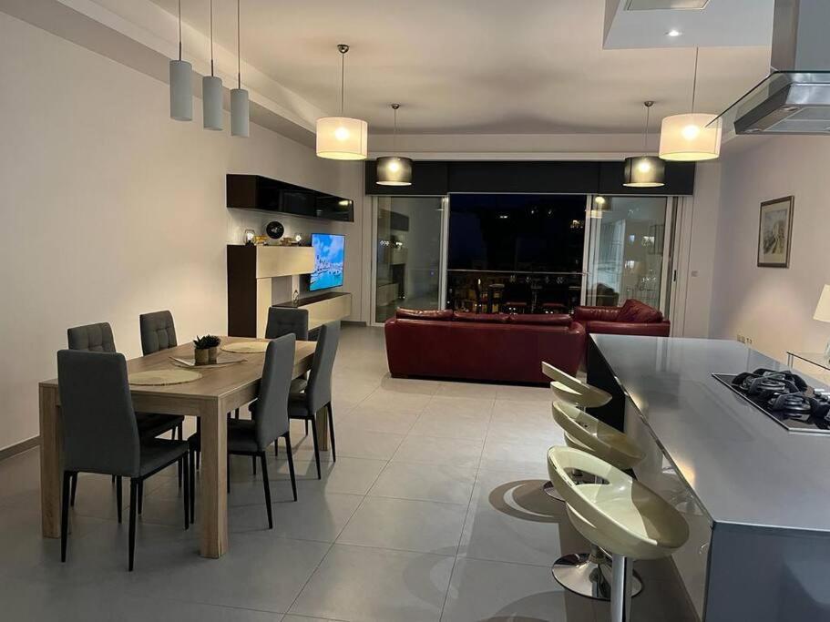 Seafront Two Bedroom Apartment Saint Julian's Εξωτερικό φωτογραφία