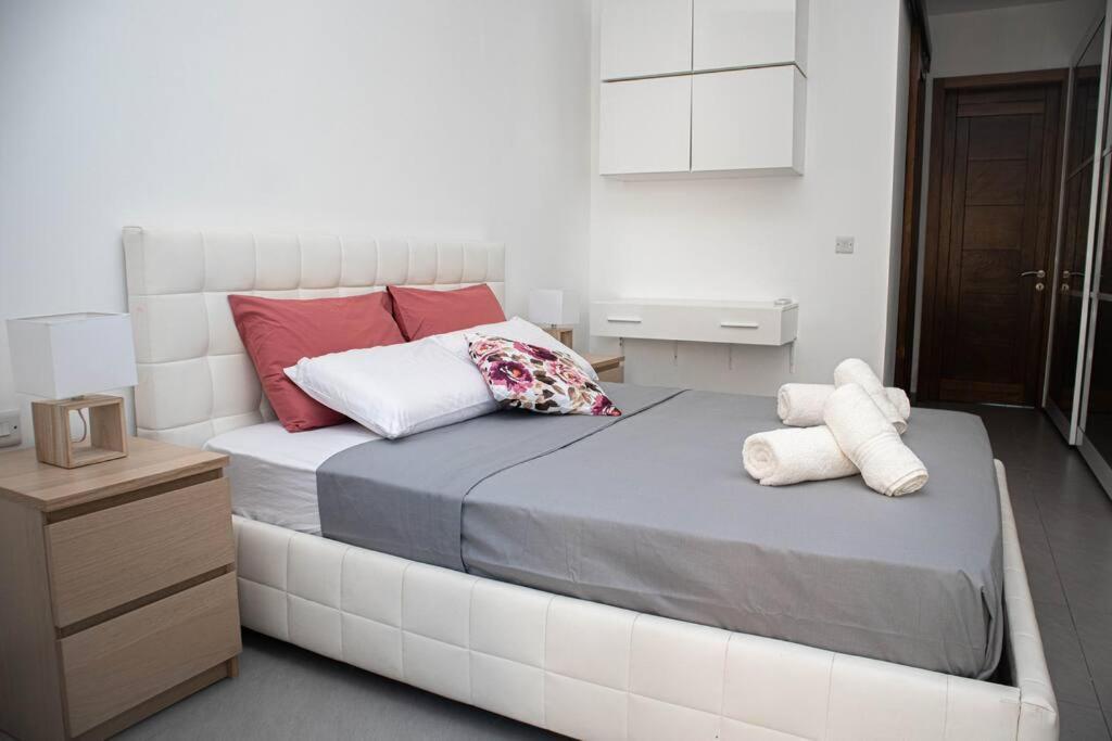 Seafront Two Bedroom Apartment Saint Julian's Εξωτερικό φωτογραφία